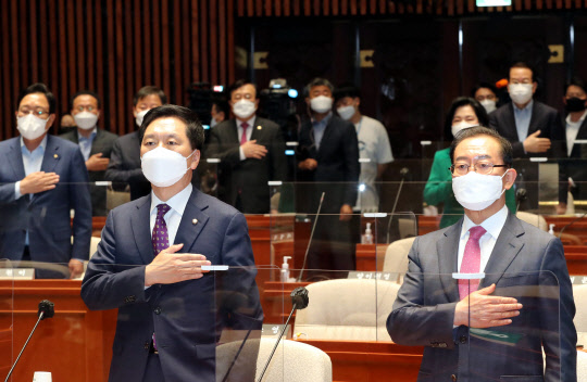 김기현 국민의힘 당대표 권한대행 겸 원내대표(왼쪽)와 당 소속 국회의원들이 6일 오전 서울 여의도 국회에서 열린 긴급의원총회에서 국민의례를 하고 있다.[사진=연합뉴스]